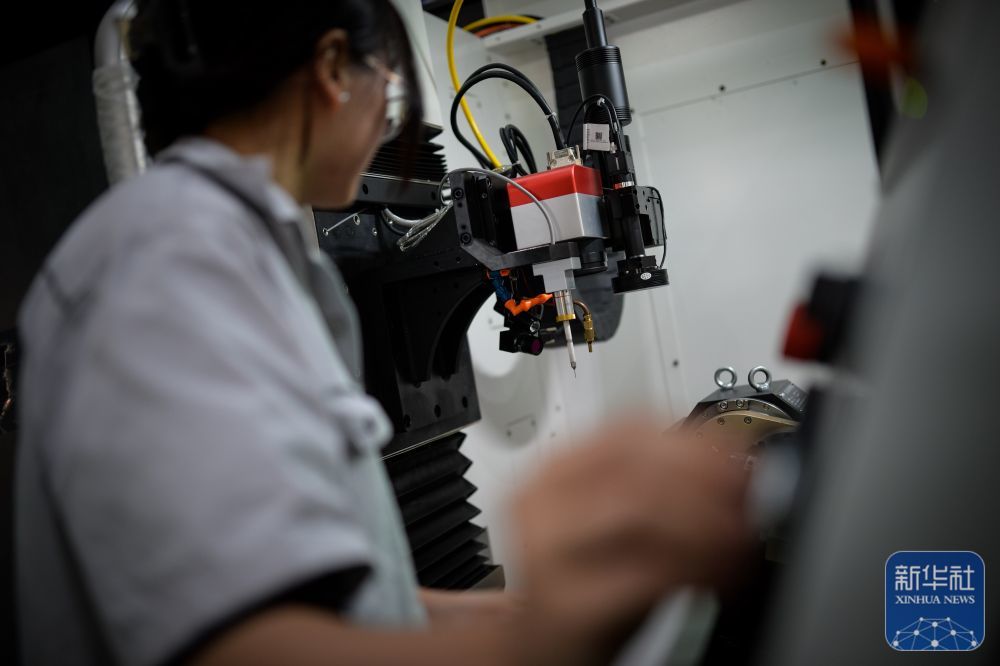 5月16日，员工在位于广东省佛山市的原点智能技术有限公司车间操作数控机床。