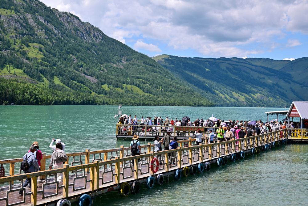 游客在新疆阿勒泰地区喀纳斯景区观光游览（7月22日摄）。