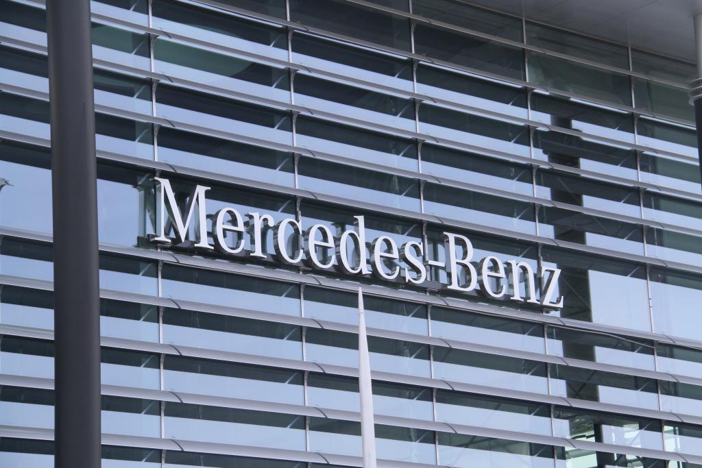 这是3月20日在德国斯图加特拍摄的梅赛德斯-奔驰集团标识。新华社记者单玮怡摄