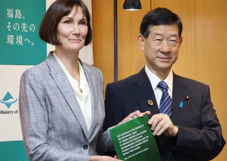 9月10日,IAEA成员向日本环境相伊藤信太郎提交报告 《日本时报》