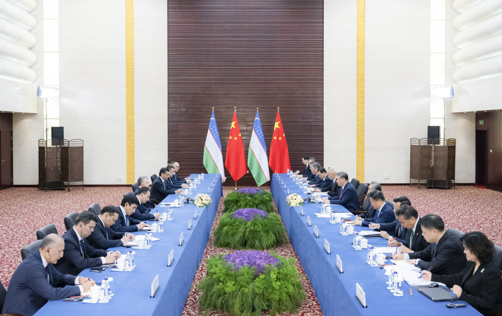 当地时间7月3日下午，国家主席习近平在阿斯塔纳出席上海合作组织峰会前会见乌兹别克斯坦总统米尔济约耶夫。新华社记者 翟健岚 摄