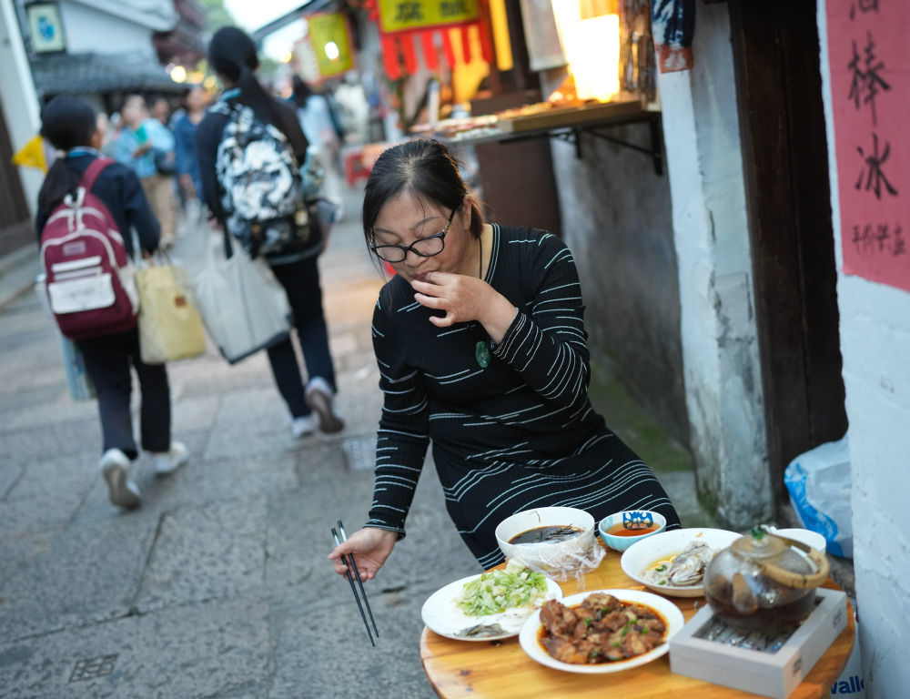4月24日，绍兴仓桥直街居民童秀娟在家门口吃晚饭。新华社记者翁忻旸 摄