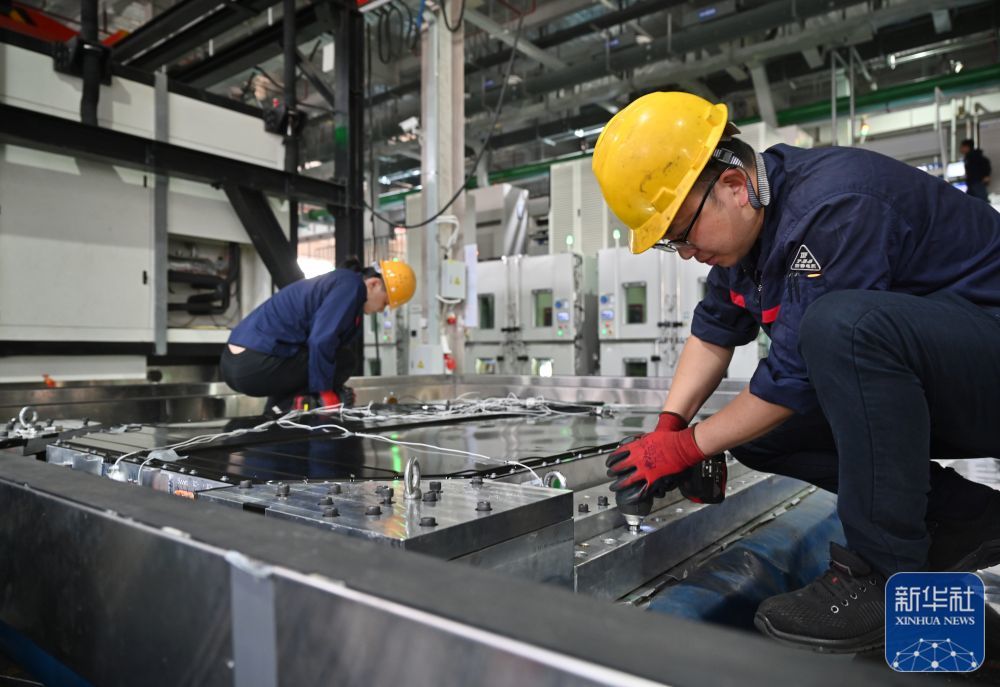 2月19日，宁德新能先锋检测科技有限公司工作人员在安装检测设备。