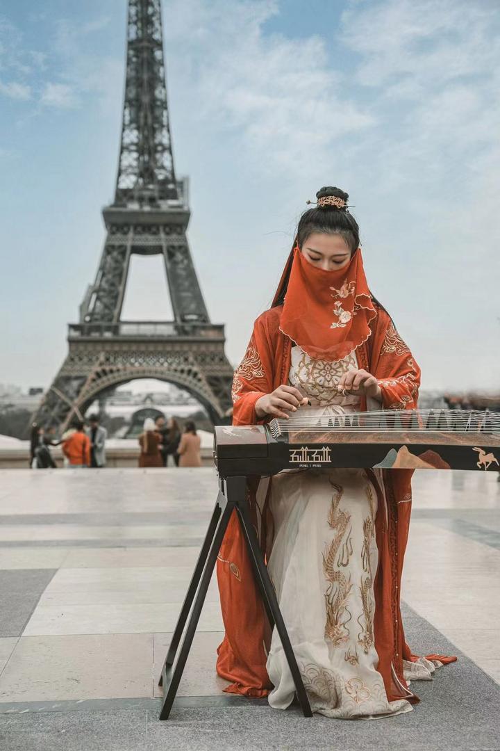 彭静旋在法国巴黎街头表演古筝（2023年3月摄）。新华社发
