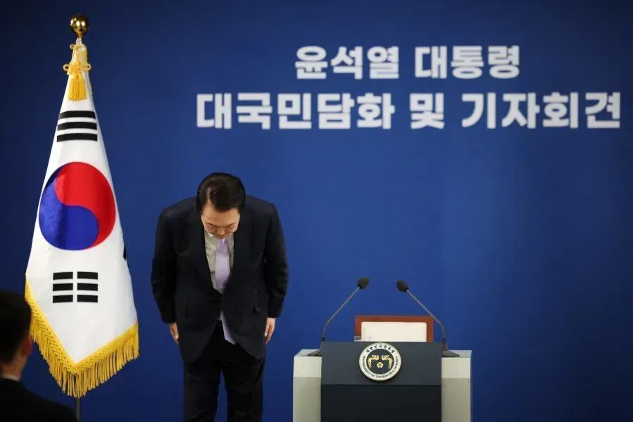 ◆11月7日，韩国总统尹锡悦在新闻记者会上鞠躬道歉。