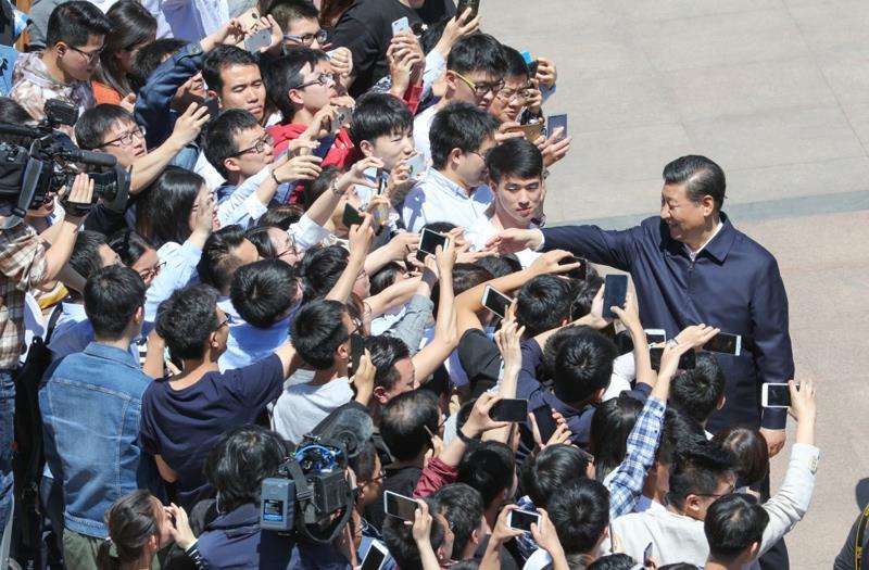 △2018年5月2日，习近平总书记来到北京大学考察。这是总书记离开学校时同道路两旁师生亲切握手。