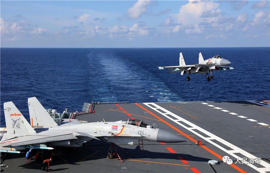 △“飞鲨”准备着舰