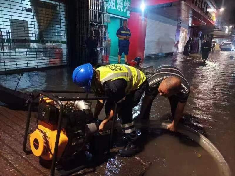 ▲7月14日0时，江津区，专业救援队正在组织开展排涝。江津宣传部供图