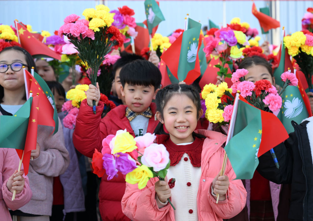 12月18日下午，中共中央总书记、国家主席、中央军委主席习近平乘专机抵达澳门，出席将于20日举行的庆祝澳门回归祖国25周年大会暨澳门特别行政区第六届政府就职典礼，并视察澳门。这是欢迎人群。新华社记者 谢环驰 摄