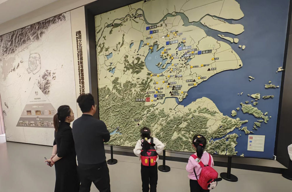 2024年1月14日，观众在浙江杭州良渚博物院参观。新华社记者 冯源 摄