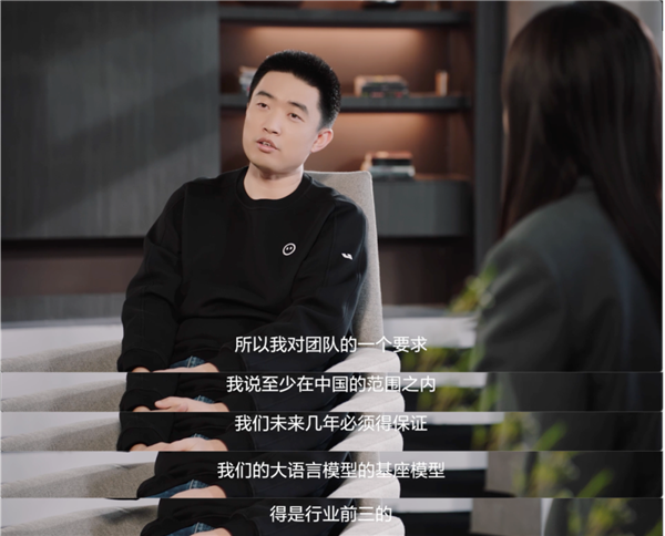 久违的李念念 刚碰面就丢王炸