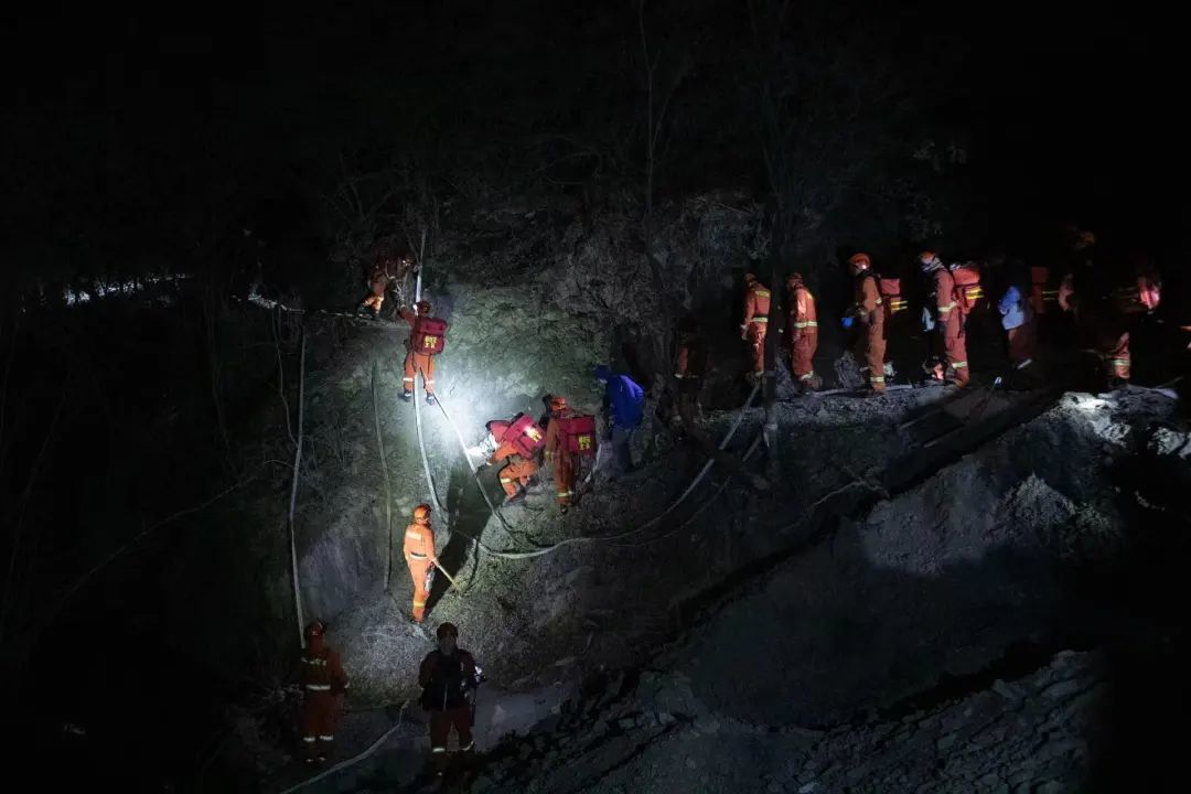 3月18日凌晨2时许，四川甘孜藏族自治州雅江县，攀枝花市森林消防支队盐边大队的消防员正在进入3号火场格西沟扑火。汪龙华/摄