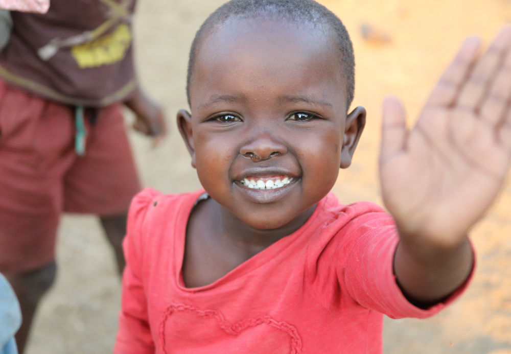 2021年8月29日，肯尼亚马赛马拉国家保护区附近的马赛部落的儿童对着镜头微笑。