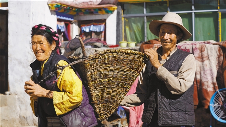 阿若让妻子试背柳条筐。