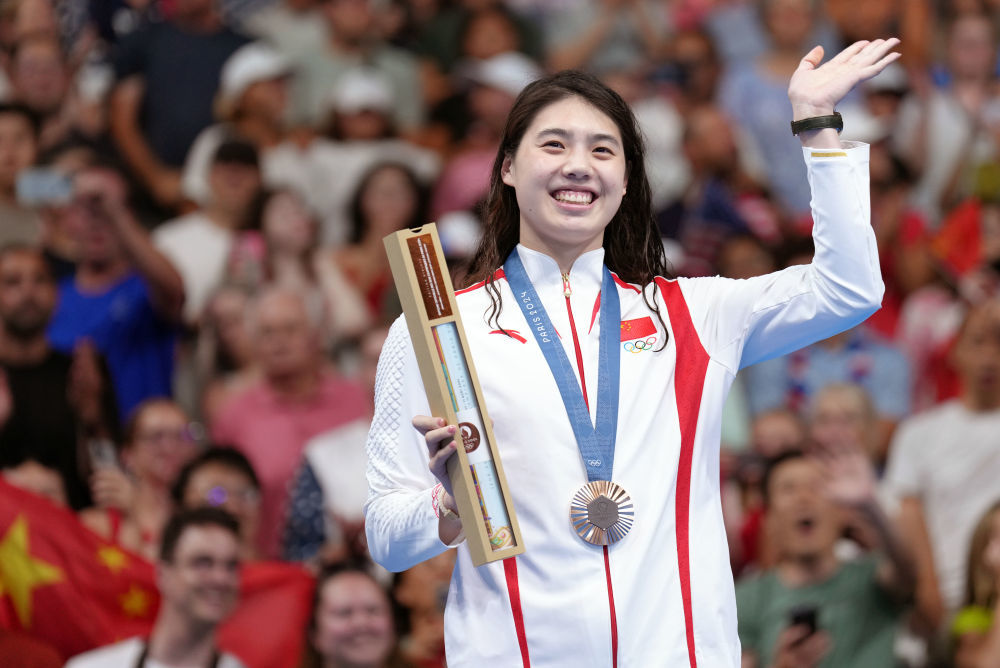 8月1日，季军中国选手张雨霏在颁奖仪式上。新华社记者 杜宇 摄