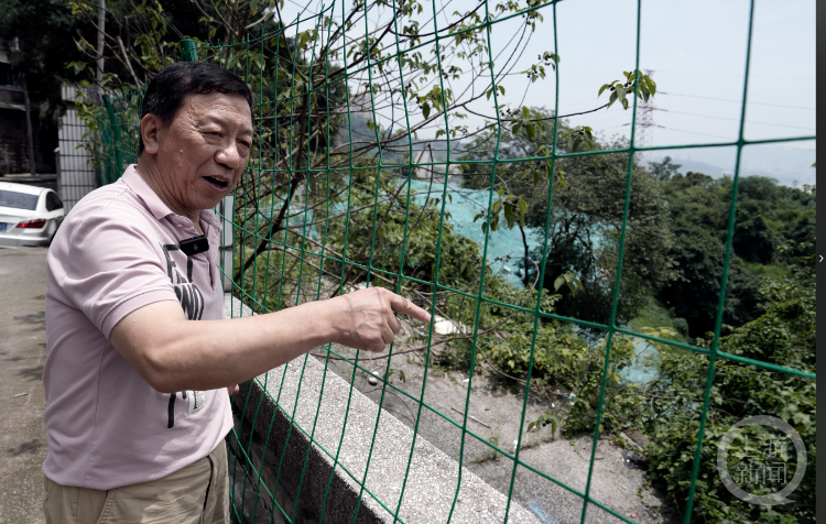 老厂长回到阀门厂原址,厂区周边安装了市政设施防护网。