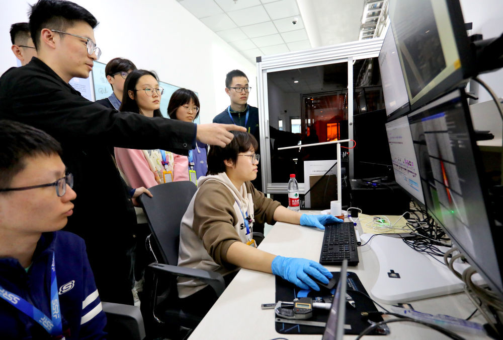 2024年4月10日，安徽省先进功能高分子薄膜工程实验室团队成员在上海同步辐射光源实验线站查看讨论实验数据。