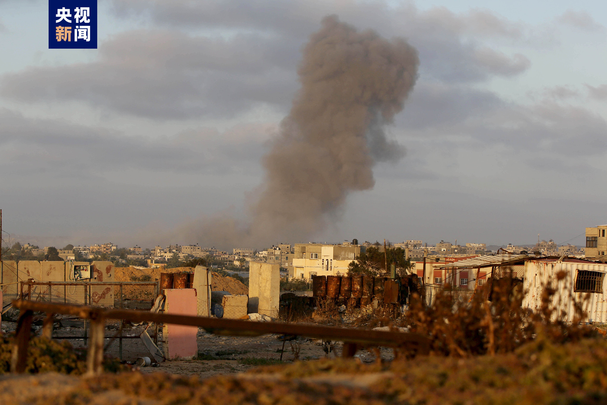 以军空袭加沙地带多地，多人伤亡