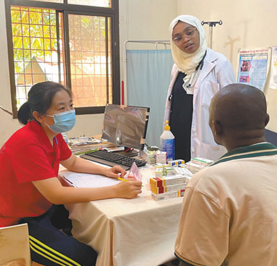 医疗队在桑给巴尔岛开展义诊，图为内科医生刘翠霞（左一）接诊患者。本报记者 侯露露摄