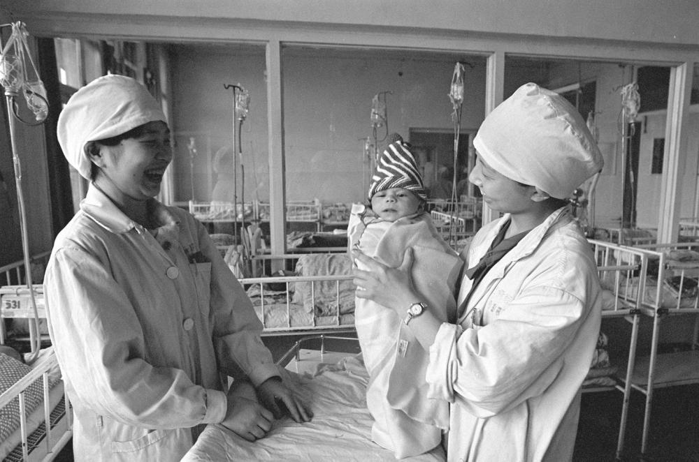 1989年，南京儿童医院新生儿病房的医护人员照顾婴儿。