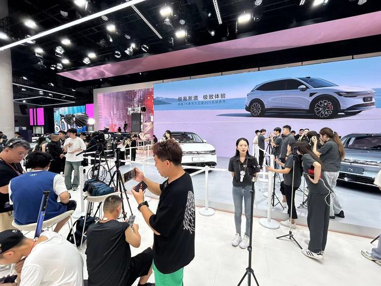 媒体日当天，展台开启直播卖车 图源：品驾 摄