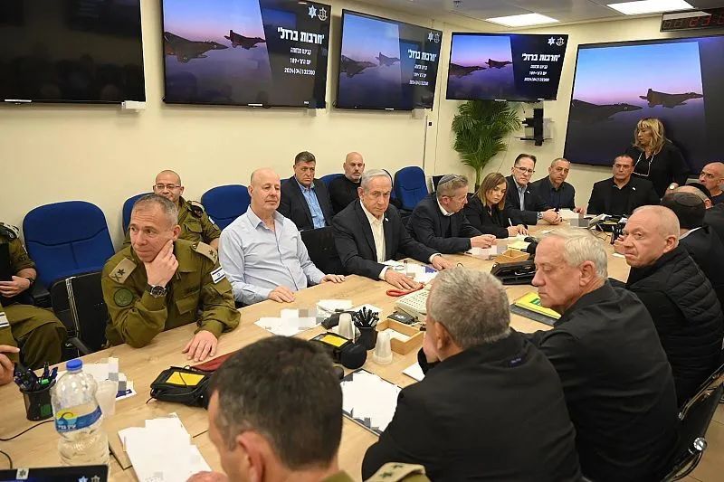 4月14日，以色列总理内塔尼亚胡(中)在战争内阁会议上。图源：视觉中国