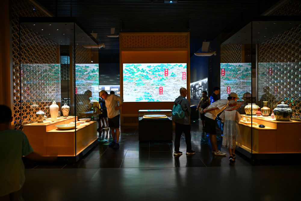2024年6月16日，游客在北京大运河博物馆参观。