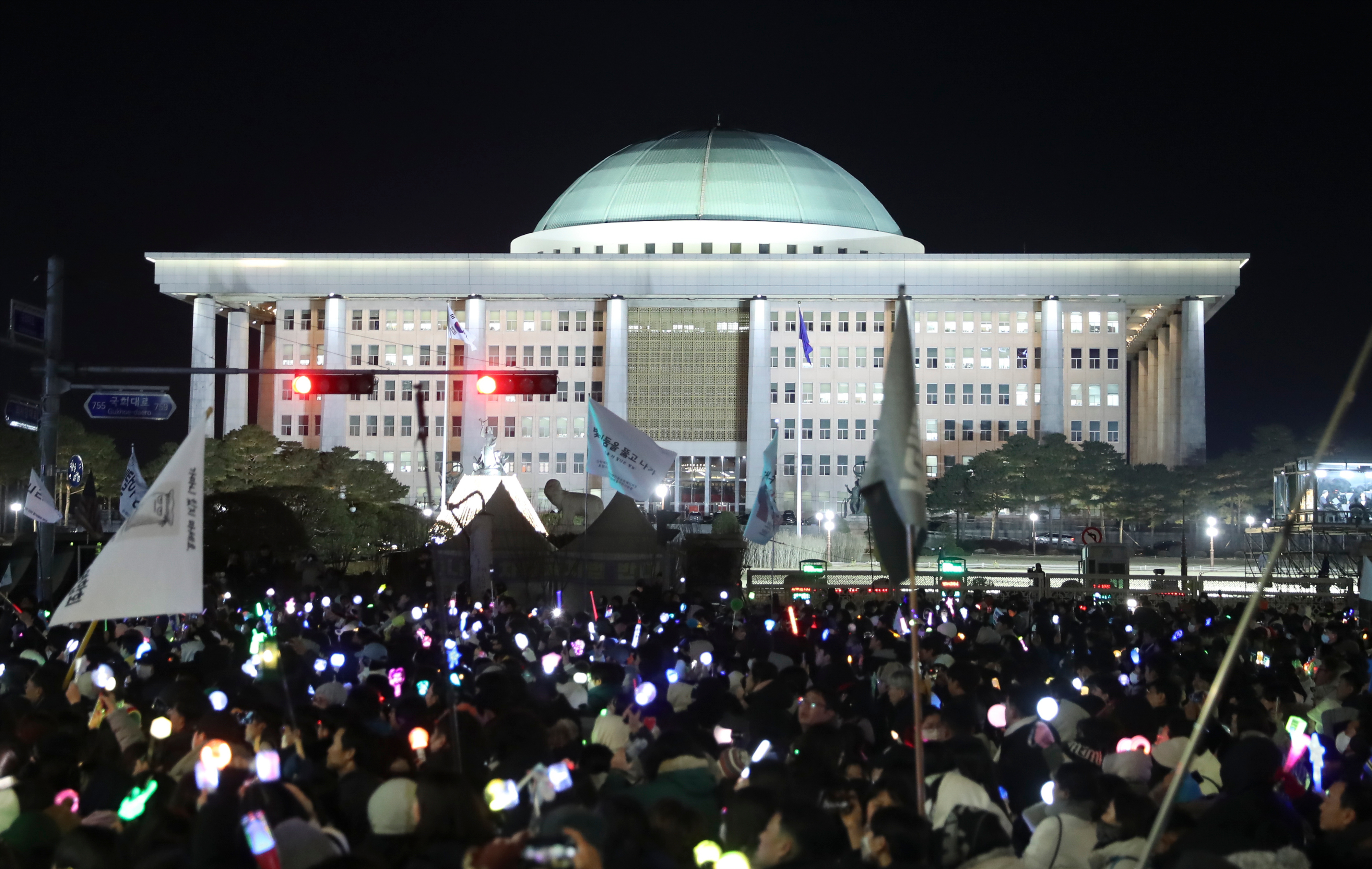 韩国国会通过总统尹锡悦弹劾动议案(2)