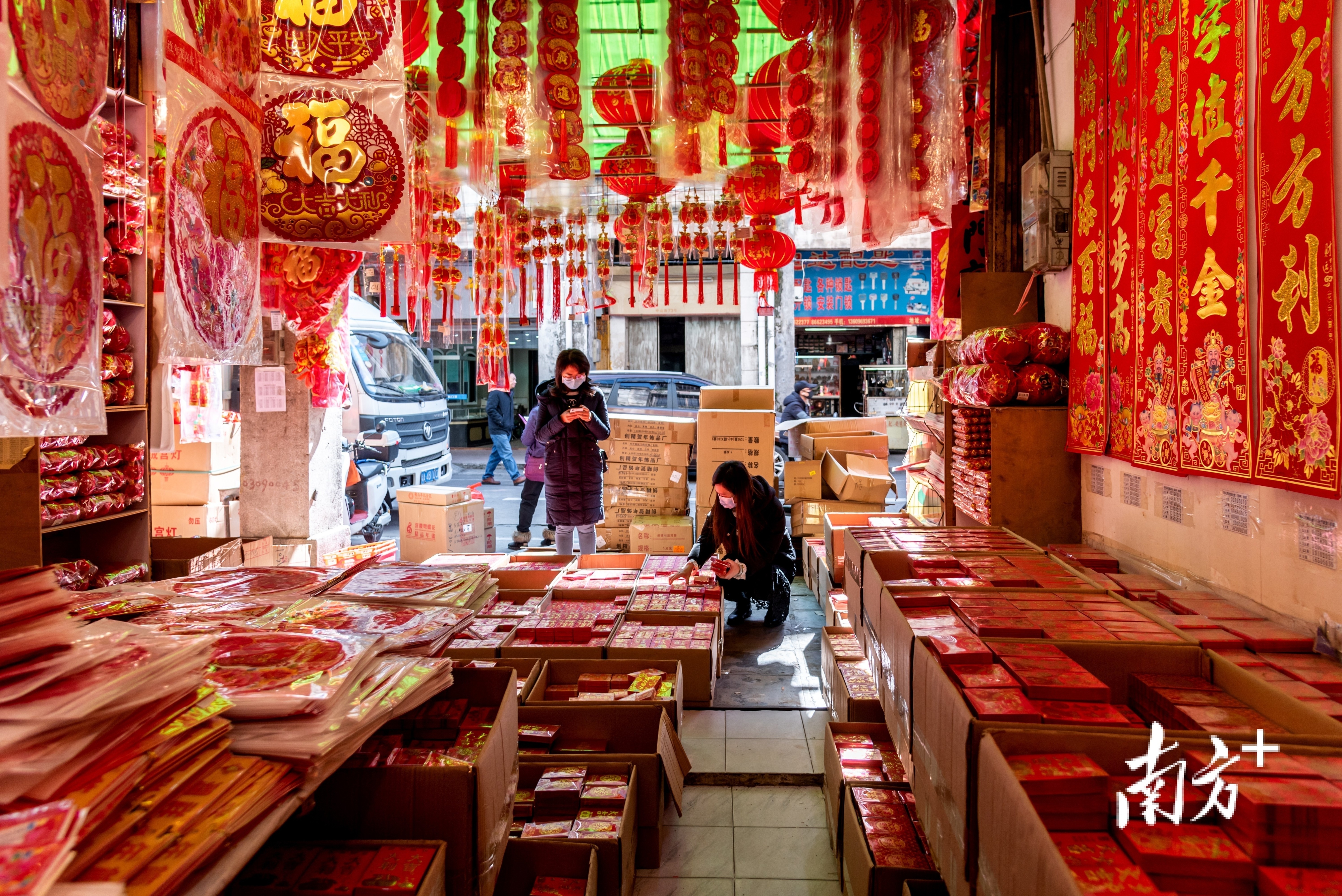 春节将至，东莞市石龙镇，中山西路春联挂满商铺，年味渐浓。 南方拍客 幽鸣 摄