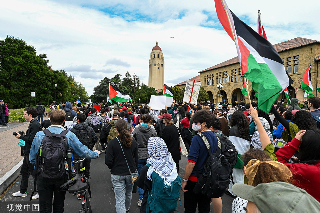 当地时间4月25日，美国加州，斯坦福大学学生和亲巴勒斯坦抗议者举行集会 图自视觉中国