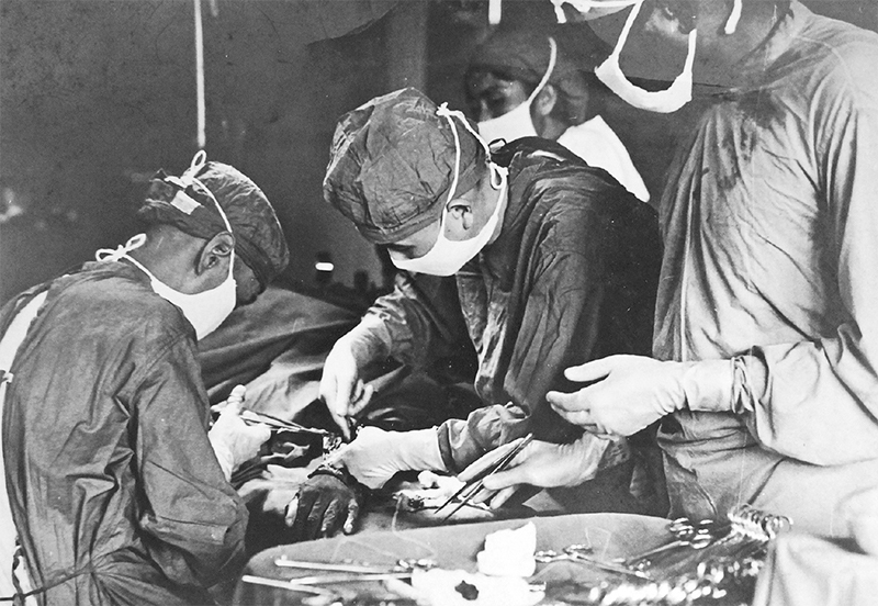 1966年5月，第1批援桑给巴尔中国（江苏）医疗队队员在桑创新完成第一例“断手再植”手术，被当地报纸称为“奇迹般的手术”。医疗队队员受到了周恩来总理的亲切接见和高度赞扬。 国家卫生健康委供图