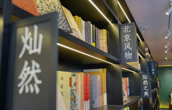 6月7日，灿然书屋内古典的中式藏书架整齐排列，一直往深处延伸。顶天立地的大排藏书架，满目琳琅，尽是值得珍藏的“宝贝”。记者马晓冬摄