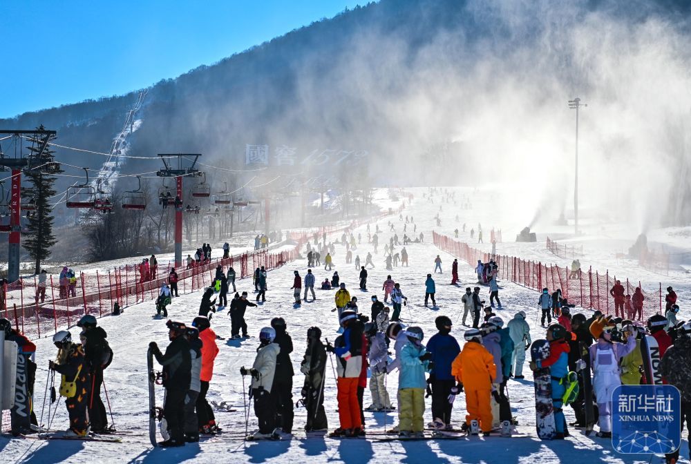 滑雪爱好者在位于吉林市冰雪经济高质量发展试验区的北大湖滑雪度假区内滑雪（2024年11月23日摄）。新华社记者 颜麟蕴 摄