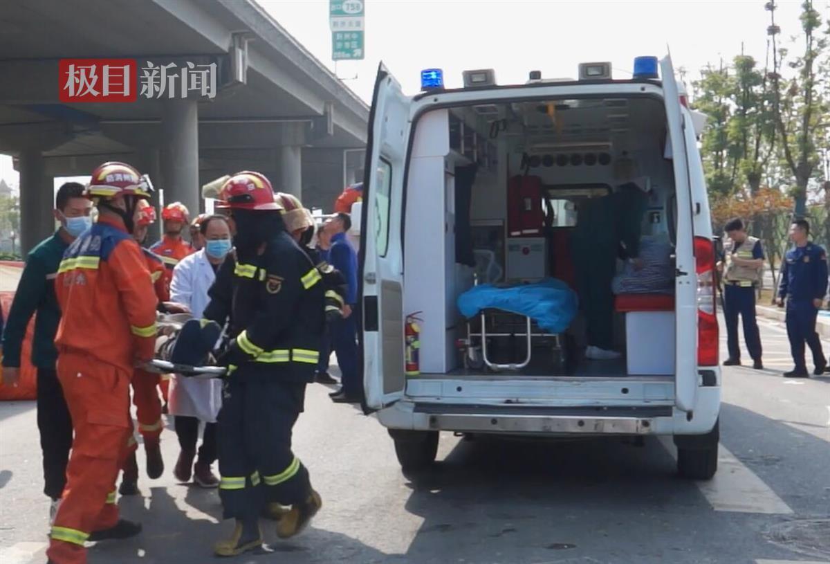 消防救援人员协助将被困者转移到救护车。.jpg