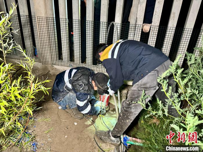 图为桑日综合维修车间综合工区职工在排水沟进行抽水作业。马生明拍摄