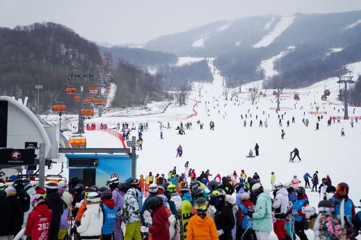 2023年12月30日，滑雪爱好者在吉林省吉林市万科松花湖度假区滑雪。组图均由新华每日电讯记者 许畅 摄