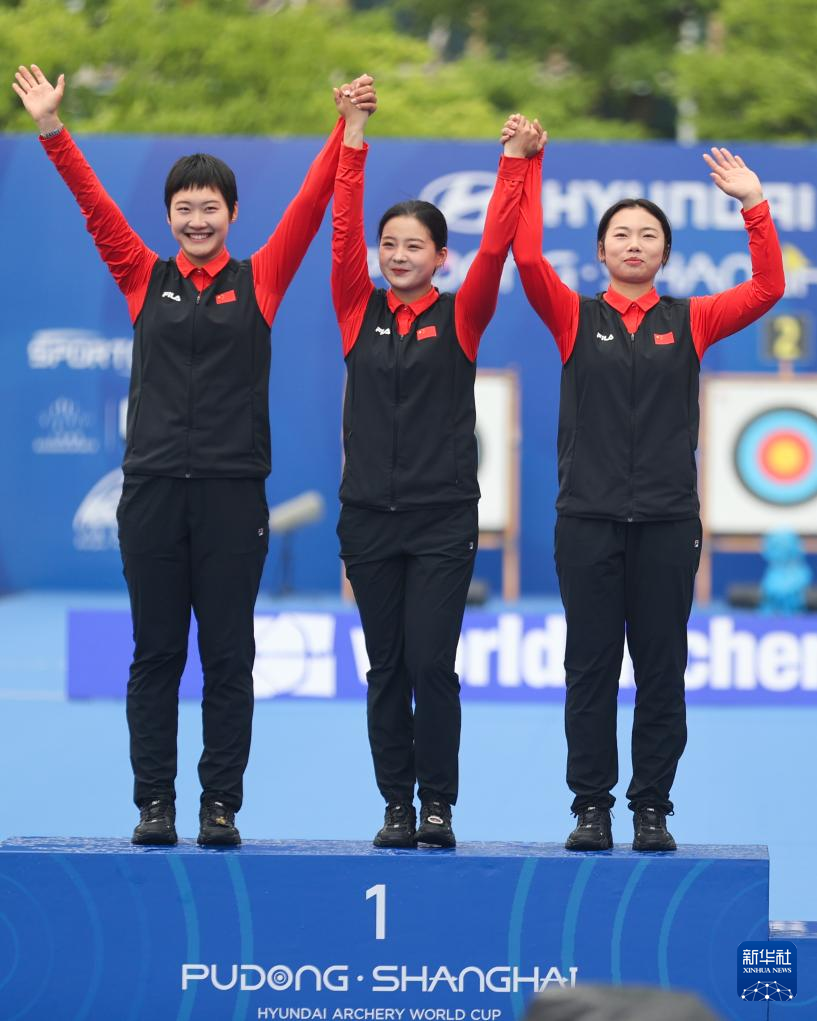 4月28日，中国队选手安琦轩（左）、李佳蔓（中）和杨晓蕾在颁奖仪式上向观众致意。新华社记者 王翔 摄