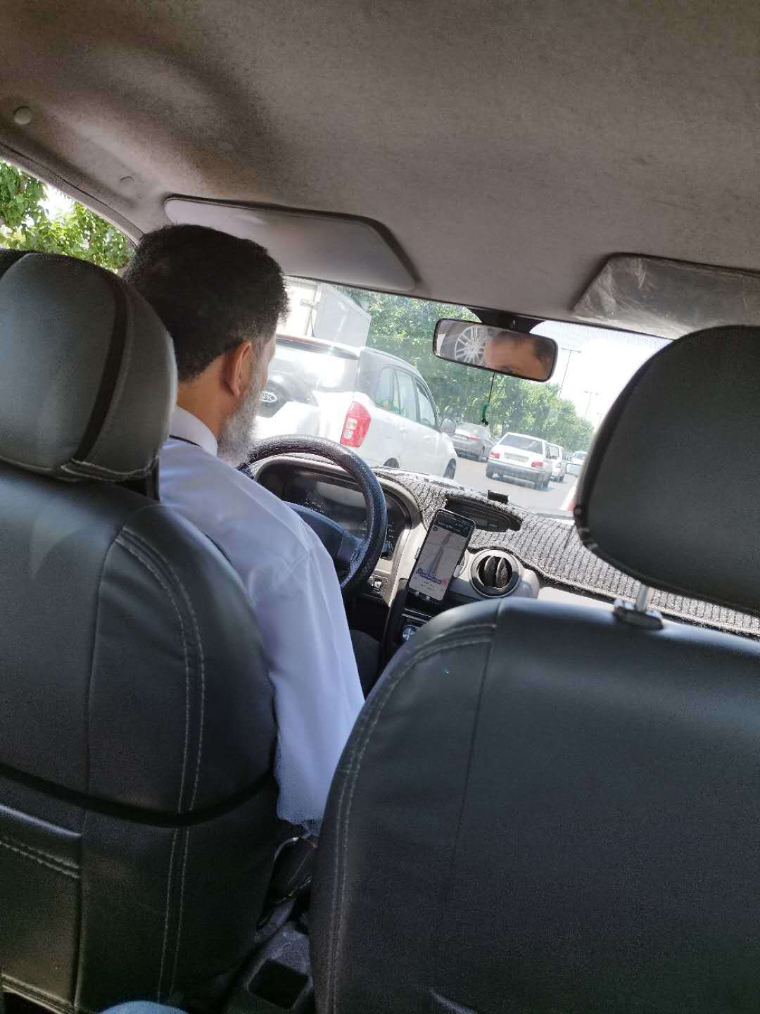 在前往库姆的路上与司机交谈 图片来源:作者供图