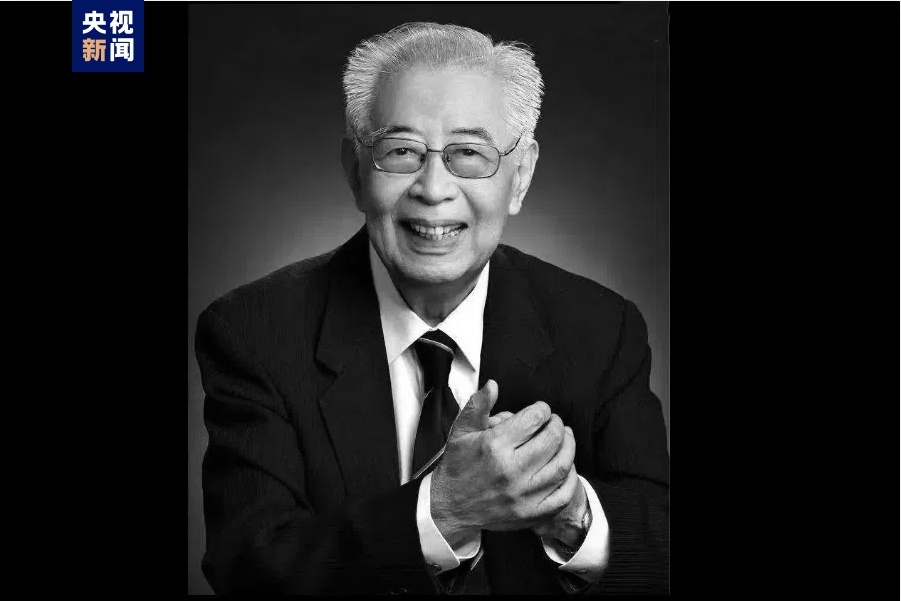 △张存浩（左一）在实验室进行水煤气合成液体燃料实验。