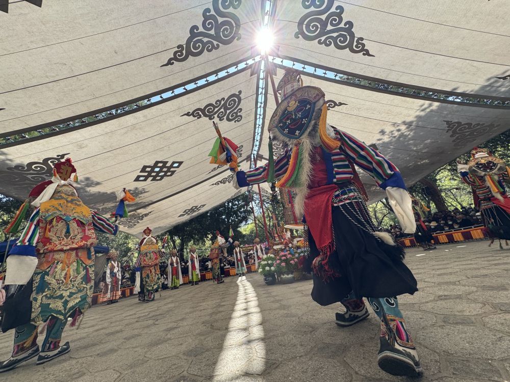这是5月1日罗布林卡景区的藏戏表演。新华社记者 洛卓嘉措 摄