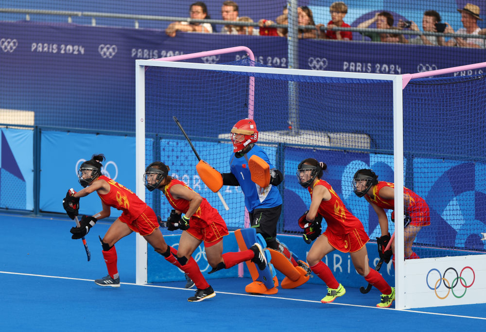 8月7日，中国女子曲棍球队球员在比赛中防守短角球。新华社记者 任鹏飞 摄