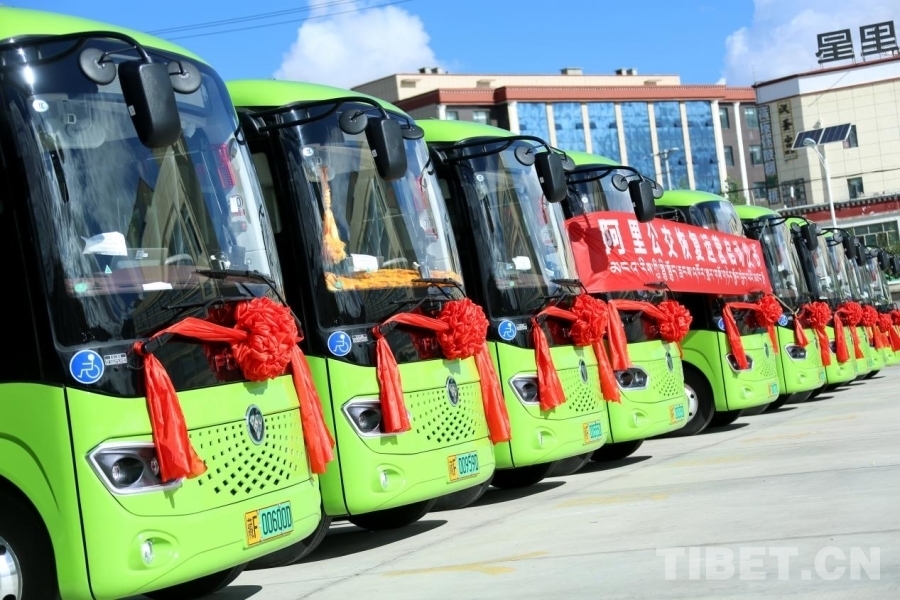 图为阿里地区即将投入使用的公交车 摄影:王佳豪