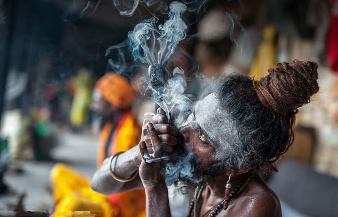 ● 吸食大麻的印度僧人