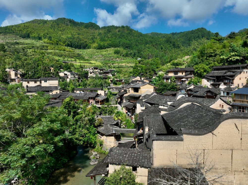 这是8月30日拍摄的雨后的龙潭村古民居群（无人机照片）。