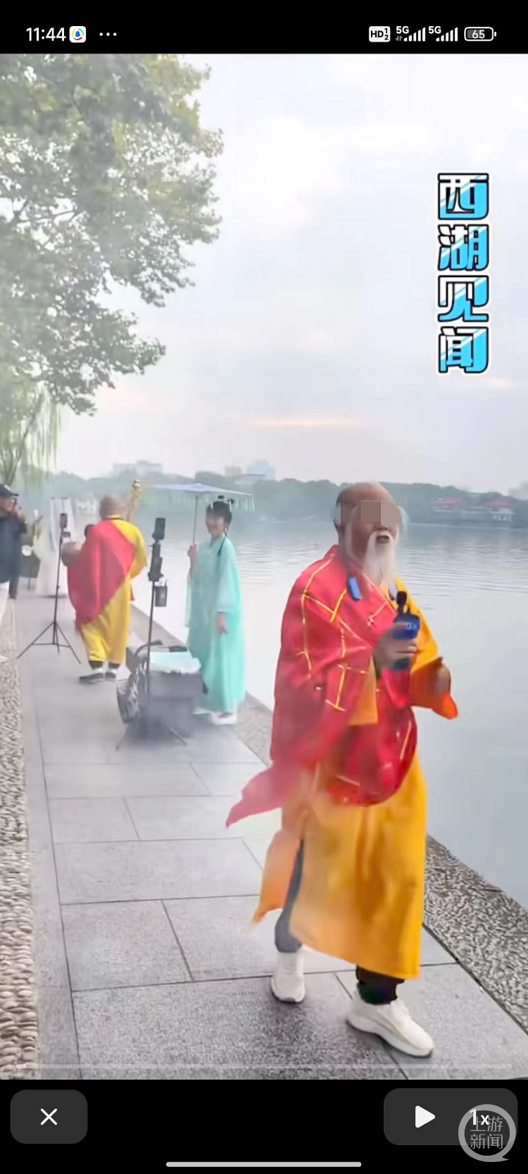 多名主播扮演《白蛇传》里的角色进行直播。 视频截图