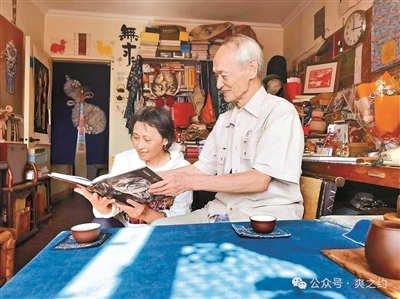 最后一次跟黄永松老师的合影,2023年10月10日,北京汉声办公室摄影/叶清