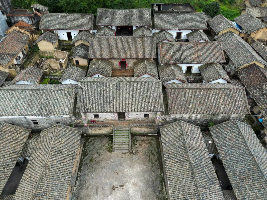 华屏岭村的标志性古建筑群，共有十廊九座七十二井。