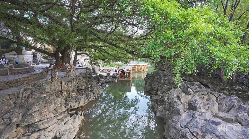 黄姚古镇风景古色古香，游客们乘坐游船赏美景（央广网记者 梁瑜琳 摄）