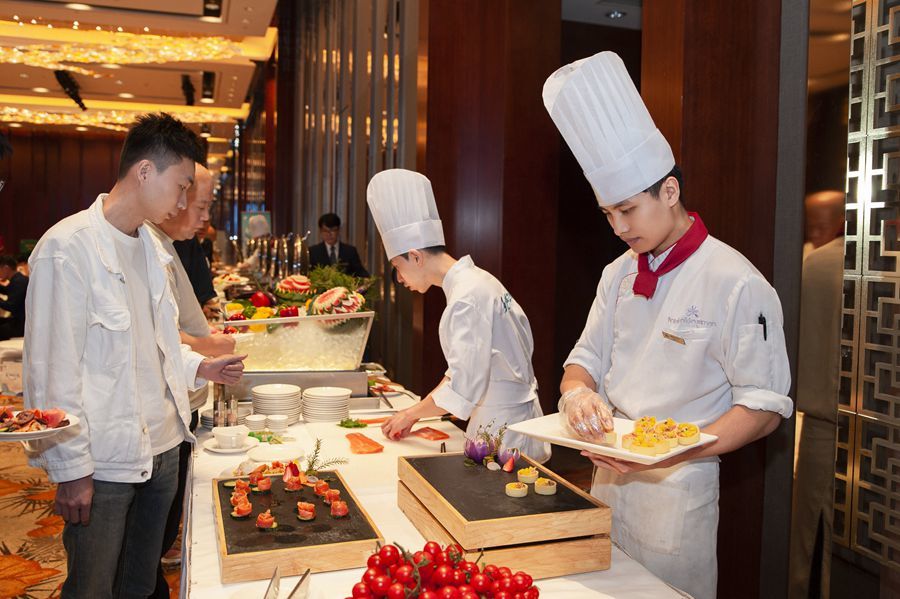 嘉宾在品鉴来自新疆的三文鱼。新华网发（主办方供图）