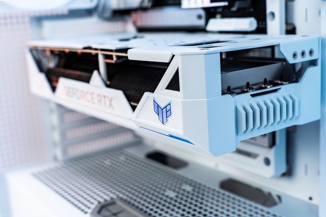 摆脱理线烦恼!TUF GAMING 4070Ti SUPER WHITE背置显卡